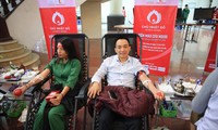 Thượng tá Lân tham gia hiến máu trong ngày Chủ Nhật Đỏ. Ảnh: Hồng Vĩnh