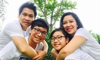 Vợ chồng Trọng Tấn bên con trai Tấn Đạt (16 tuổi) và con gái Thảo Nguyên (14 tuổi). Ảnh: TT.