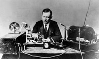 Kỹ sư điện/nhà phát minh Guglielmo Marconi (1874-1937) cùng hệ thống truyền tin không dây đầu tiên vượt Đại Tây Dương của ông tại Anh Quốc vào năm 1901.​