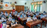 Ngoài khẩu trang, học sinh lớp học này của Trường Tiểu học Núi Thành còn đeo cả tấm chắn giọt bắn. Ảnh: Vietnamnet