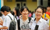 Thí sinh vui vẻ sau môn Tiếng Anh tại điểm thi THCS Phan Đình Giót, Hà Nội. Ảnh: Như Ý