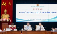 PGS.TS Nguyễn Thu Thủy trả lời báo chí (ngoài cùng bên trái)