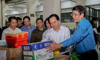 Bộ trưởng Phùng Xuân Nhạ đã có mặt động viên những người tham gia hỗ trợ hơn 22.000 bộ sách giáo khoa, cuốn vở viết được gửi về miền Trung