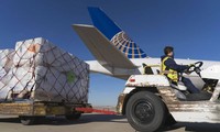 Những kiện hàng vaccine Pfizer được hãng United Airlines vận chuyển từ Brussels đến sân bay quốc tế O'Hare, Chicago, Illinois, Mỹ, ngày 2/12. Ảnh: Reuters.