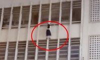 Hình ảnh nữ sinh TPHCM lơ lửng trên tầng cao mới đây khiến những người chứng kiến hốt hoảng. (Ảnh: Zing.vn)