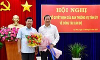 Bí thư Tỉnh uỷ Cà Mau Nguyễn Tiến Hải trao hoa, chụp ảnh lưu niệm với ông Thân Đức Hưởng (bên phải) tại buổi Lễ trao Quyết định nghỉ công tác, ngày13/1/2021. Ảnh: Báo Cà Mau