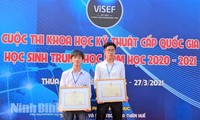 Hai em Nguyễn Trần Đạt và Đinh Hoàng Nam, học sinh trường THPT Hoa Lư A giành giải nhất cuộc thi KHKT cấp quốc gia học sinh trung học năm 2021 với dự án "Giường bệnh thông minh".