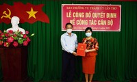 Trưởng Ban Tổ chức Thành ủy Cần Thơ Lê Tấn Thủ trao quyết định cho bà Thắm