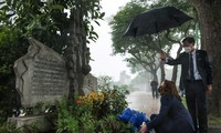 Phó Tổng thống Mỹ Kamala Harris chiều ngày 25/8 đã tới đặt hoa tưởng niệm ông McCain tại tấm phù điêu đặt ở hồ Trúc Bạch, Hà Nội, theo Reuters.