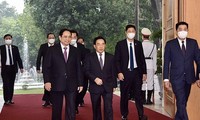 Thủ tướng Phạm Minh Chính đón Thủ tướng Lào Phankham Viphavanh đến dự kỳ họp lần thứ 44 Ủy ban liên Chính phủ Việt Nam-Lào. (Ảnh: Dương Giang/TTXVN) 