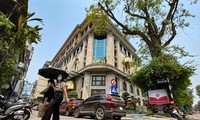Hoạt động tại trụ sở Tân Hoàng Minh (24 Quang Trung, Hà Nội) vẫn diễn ra bình thường sau khi ông chủ bị bắt. Một số khách hàng ra vào làm thủ tục rút tiền đã gửi từ trước.