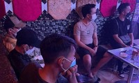 Công an quận Tân Phú tiến hành test nhanh đối với "dân bay" trong bar Paradise 89 Club.
