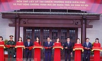 Chủ tịch nước Nguyễn Xuân Phúc và các đại biểu thực hiện nghi thức cắt băng khánh thành Đền thờ liệt sỹ tại chiến trường Điện Biên Phủ. (Ảnh: Thống Nhất/TTXVN)