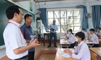 Thứ trưởng Bộ GD&ĐT Hoàng Minh Sơn kiểm tra công tác thi THPT tại tỉnh Bình Phước.