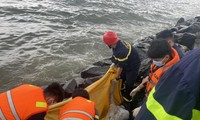 Tá hỏa phát hiện thi thể dạt vào ghềnh đá ở biển Đà Nẵng