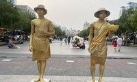 Nghề nhân tượng ở phố đi bộ Nguyễn Huệ: Kiên trì dù rất nhức mỏi do đứng quá lâu