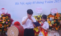 Khai giảng tại ngôi trường đặc biệt ở Hà Nội, dùng tay hát quốc ca