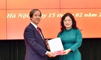 Tân Thứ trưởng Bộ GD&ĐT Nguyễn Thị Kim Chi (người bên phải) nhận Quyết định bổ nhiệm. Ảnh: Xuân Phú.