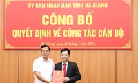 Chủ tịch UBND tỉnh Hà Giang Nguyễn Văn Sơn trao Quyết định cho ông Bùi Quang Trí. Ảnh: Hagiang.gov.vn