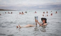 Đến biển Chết du khách có được tắm không?