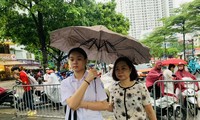 Phụ huynh đội mưa cùng con thi vào lớp 10 ở Hà Nội