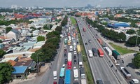 Cao tốc TPHCM - Long Thành bị đóng, ô tô &apos;rồng rắn&apos; trên quốc lộ