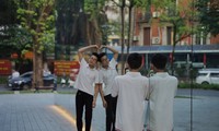 Giới trẻ check in khối gương kính 3D khổng lồ độc đáo ở Hà Nội
