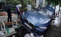 Ô tô nằm la liệt sau trận mưa lũ kỉ lục tại thủ đô của Hàn Quốc