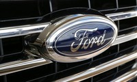 Ford phải ngừng giao xe vì thiếu nguồn cung logo