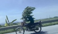 Cách chống nắng mới cho xe máy khi đi trên đường