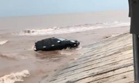 Land Cruiser Prado off-road trên bờ biển khiến nhiều người choáng váng
