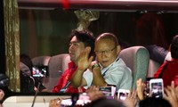 Các cầu thủ đội tuyển Việt Nam lên xe trở về khách sạn sau chiến thắng