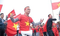 Hàng trăm CĐV chào đón tuyển Việt Nam trở về từ Asian Cup 2019