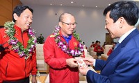 Bộ trưởng Bộ Văn hóa, Thể thao và Du lịch lì xì cho tuyển Việt Nam