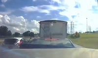 Nữ tài xế tông hàng loạt ôtô trước mặt với tốc độ chóng mặt