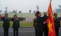Chủ tịch nước Trần Đại Quang gắn Huân chương Quân công hạng Nhất lên lá cờ Quyết thắng của Binh chủng Đặc công.