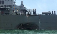Tàu khu trục Mỹ John S. McCain bị móp sau vụ va chạm hôm 21/8 trên vùng biển gần Singapore. Ảnh: Reuters. 