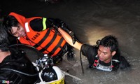 Cảnh sát suốt đêm trầm mình dưới suối tìm người bị nước cuốn