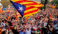 Người dân xứ Catalonia tuần hành trên đường phố thủ phủ Barcelona sau khi cơ quan lập pháp địa phương thông qua tuyên bố độc lập. (Nguồn: AFP/ TTXVN).