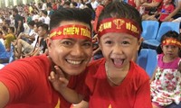 Anh Nguyễn Thành Chung và con trai cổ vũ Việt Nam trong một lần đội tuyển thi đấu trên sân Mỹ Đình năm 2017. Ảnh: NVCC.