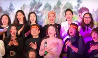 Dàn nghệ sĩ hát Quốc ca mừng U23 trong tiệc sinh nhật Phạm Phương Thảo.