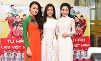 Hoa hậu Mỹ Linh, Ngọc Vân mặc áo dài đón U23 Việt Nam