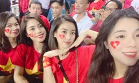Hoa hậu Mỹ Linh trên sân Mỹ Đình cổ vũ đội tuyển Việt Nam trong trận Philippines hôm 6/12.