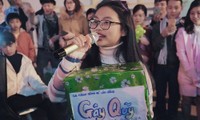Phương Mỹ Chi gây chú ý khi ngẫu hứng hát gây quỹ từ thiện trên đường phố Đà Lạt.