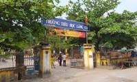 Nhiều phụ huynh và học sinh tại trường tiểu học Lăng Cô (thị trấn Lăng Cô, huyện Phú Lộc, tỉnh Thừa Thiên Huế) hoang mang khi nhiều học sinh bị người phụ nữ giả dạng phụ huynh vào sờ cổ, giật dây chuyền.