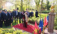 Chủ tịch Quốc hội Nguyễn Thị Kim Ngân và Đoàn công tác dâng hoa trước Tượng đài Chủ tịch Hồ Chí Minh tại Pháp.