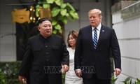 Tổng thống Mỹ Donald Trump (phải) và Chủ tịch Triều Tiên Kim Jong-un tại Hội nghị thượng đỉnh Mỹ - Triều Tiên lần 2 ở Hà Nội ngày 28/2/2019. Ảnh: AFP/TTXVN.