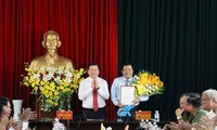Đồng chí Trần Văn Rón trao quyết định của Ban Bí thư Trung ương Đảng chuẩn y đồng chí Bùi Văn Nghiêm giữ chức Phó Bí thư Tỉnh ủy Vĩnh Long.