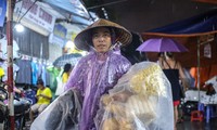 Những phận đời mưu sinh trong đêm mưa bão Hà Nội