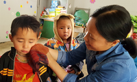 Hai cô giáo “hy sinh” tuổi xuân để làm mẹ của 17 đứa trẻ H’Mông